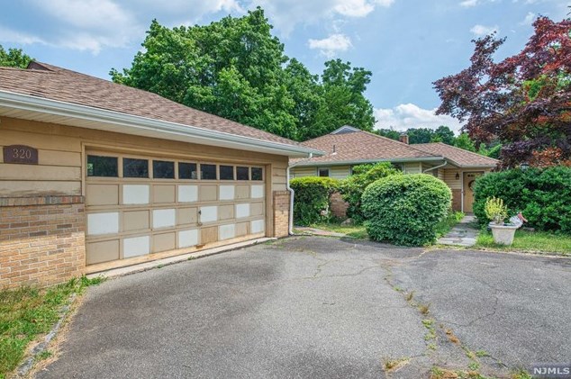 320 Lenox Ave, Pompton Lakes, NJ 07442