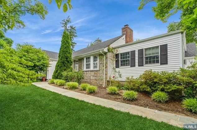 758 Highland Ave, Paramus, NJ 07652-3726