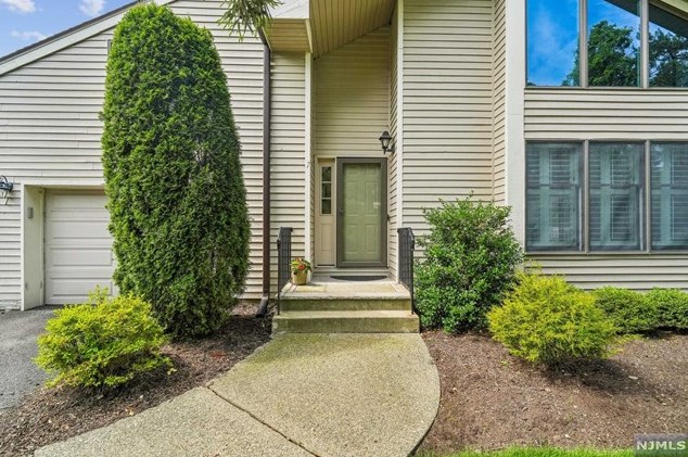 7 Bentley Dr, Franklin Lakes, NJ 07417