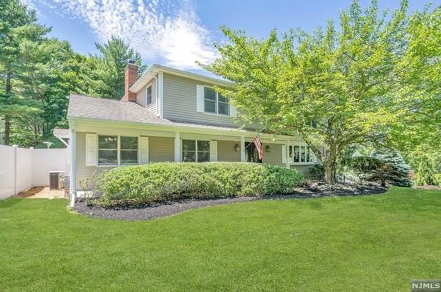118 Chuckanutt Dr, Oakland, NJ 07436
