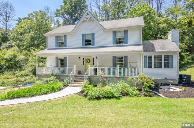 18 Harborside Dr, Wantage, NJ 07461