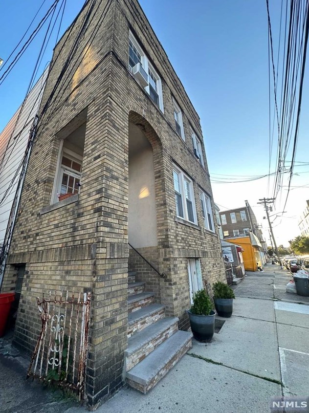 413 24th St, Union City, NJ 07087