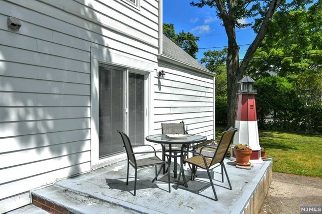 712 Paramus Rd, Paramus, NJ 07652-1735