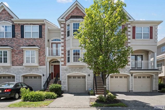78 Osprey Ct, Secaucus, NJ 07094