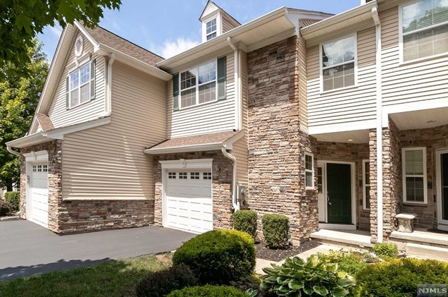 13 Scarborough Ct, Mount Olive, NJ 07828