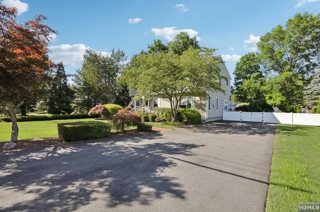 42 Powdermill Ln, Oakland, NJ 07436