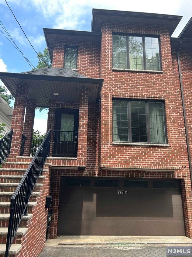 329 5th St, Palisades Park, NJ 07650-2222