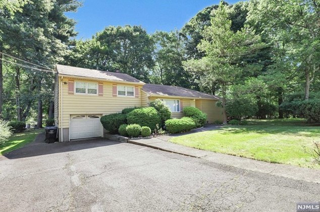376 Harrison St, Paramus, NJ 07652
