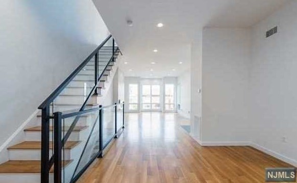 720 Undercliff Ave, Edgewater NJ  07020-1583 exterior