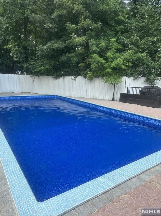 19 Coles Ct, River Edge, NJ 07661