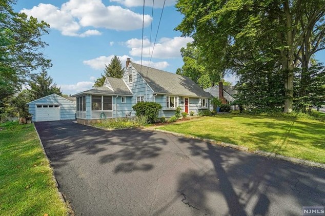 107 Wood St, Wyckoff, NJ 07481
