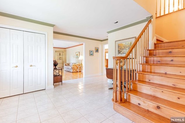 518 Manning Ct, River Edge, NJ 07661