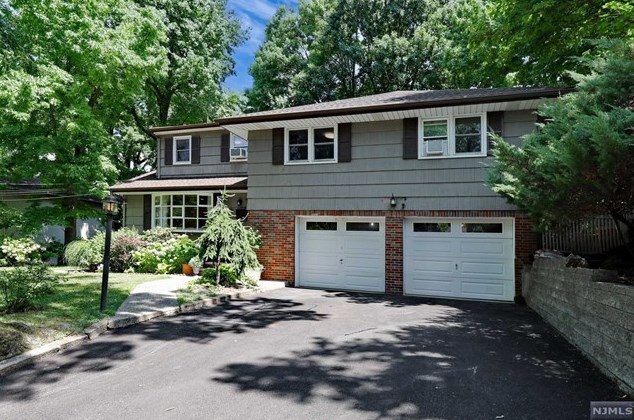 415 Richmond Pl, Leonia, NJ 07605