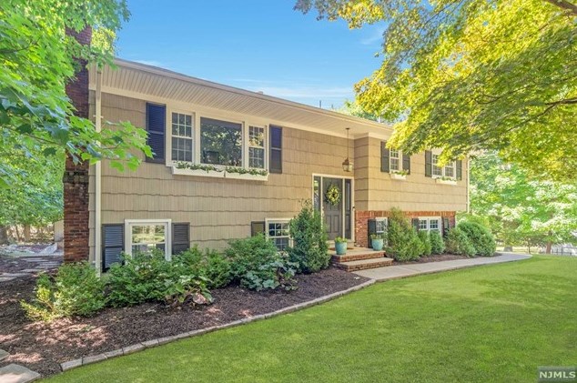 11 Iroquois Ave, Oakland, NJ 07436