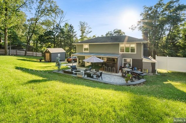 24 Tall Oaks Dr, Hardyston NJ  07419-2022 exterior