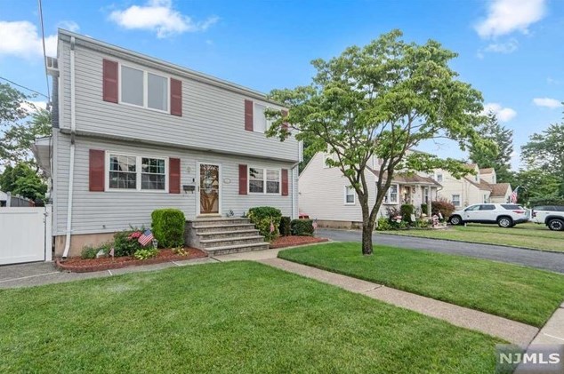 113 Macarthur Dr, Saddle Brook, NJ 07663