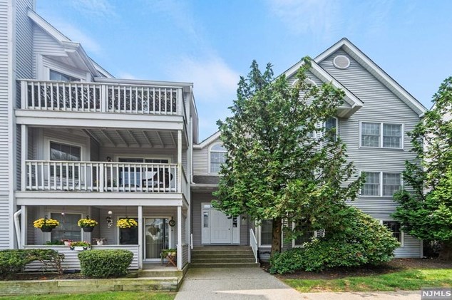73 Quartz Ln, Paterson, NJ 07501
