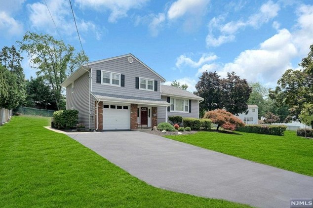 26 Oxford Ct, Paramus, NJ 07652