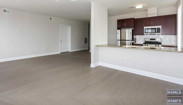 555 10th St #202, Palisades Park, NJ 07650