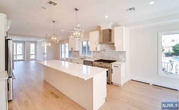 462 6th St, Palisades Park, NJ 07650