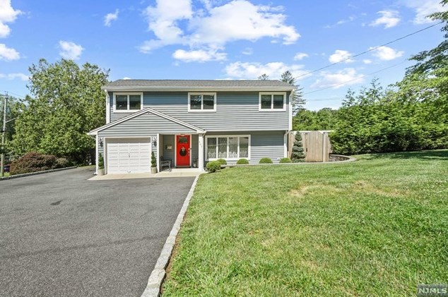 407 Crest Dr, Rockleigh, NJ 07647