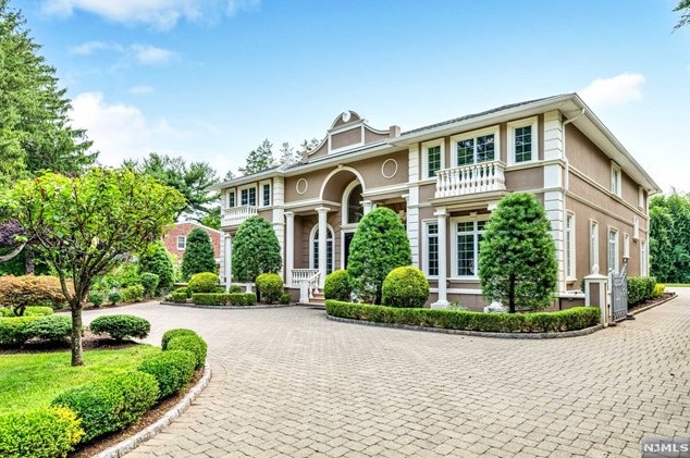 376 N Farview Ave, Paramus, NJ 07652