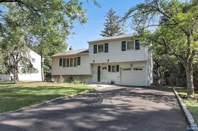 17 Ashwood Dr, Livingston, NJ 07039