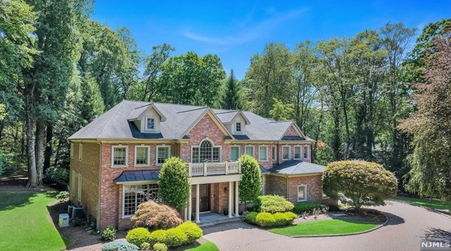 38 Old Woods Rd, Upper Saddle River, NJ 07458