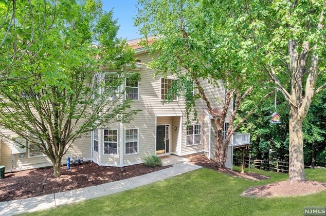 261 Ridge Dr, Pompton Lakes, NJ 07442