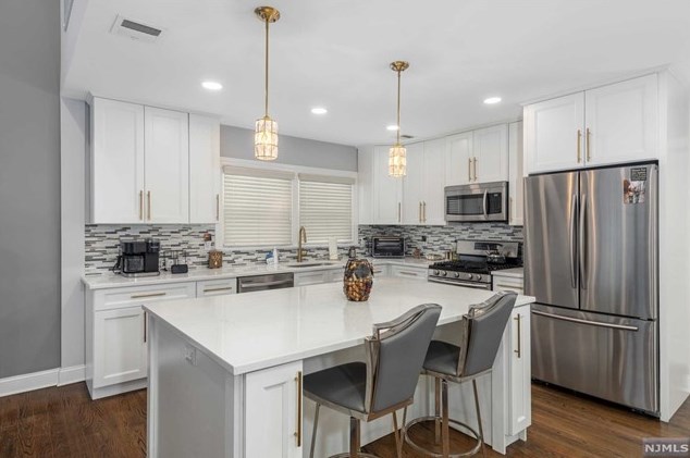 290 Orient Way, Lyndhurst NJ 07071-1617 exterior