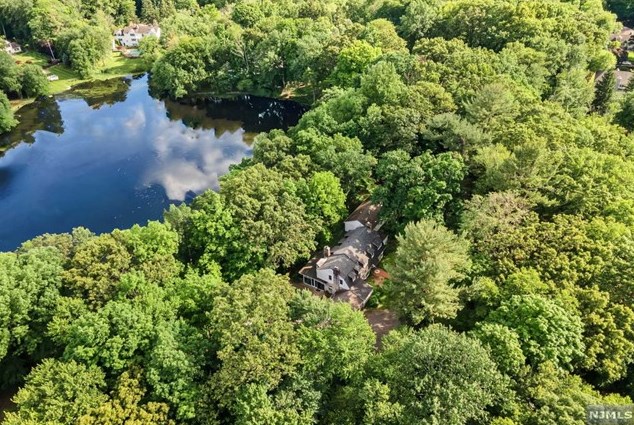 940 Loch Rd, Franklin Lakes, NJ 07417