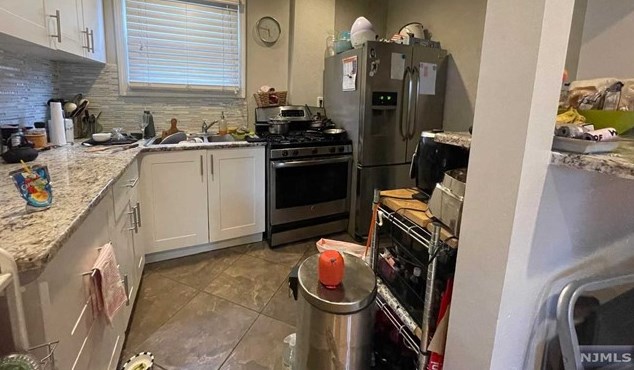 16 Liberty Ln, Lodi, NJ 07644