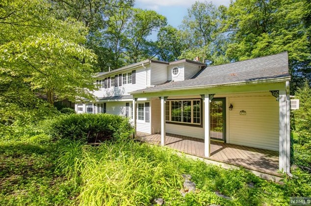 27 Hillside Rd, Skyline Lakes, NJ 07456