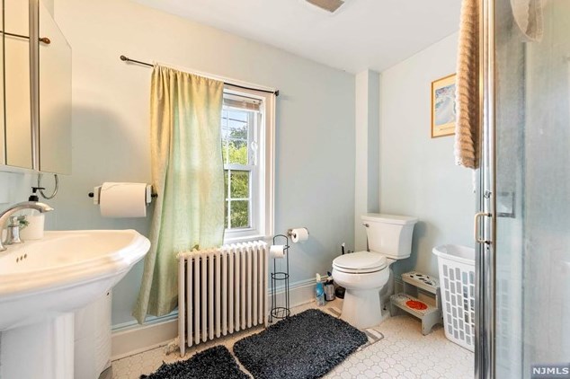 71 Main St, Clinton NJ 08809-1328 exterior