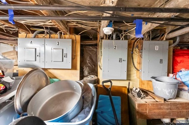 71 Main St, Clinton NJ 08809-1328 exterior