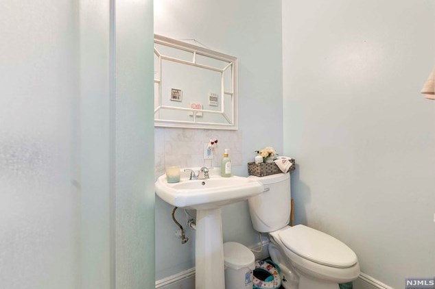 71 Main St, Clinton NJ 08809-1328 exterior