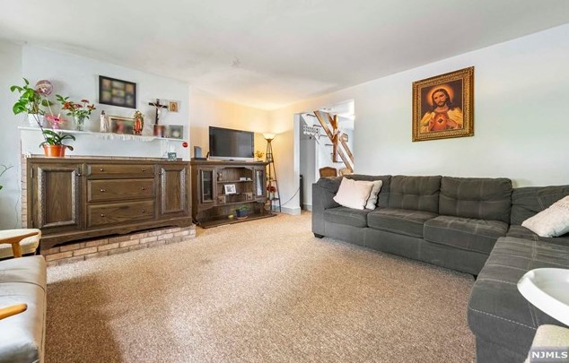 71 Main St, Clinton NJ 08809-1328 exterior