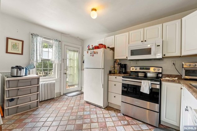 71 Main St, Clinton NJ 08809-1328 exterior