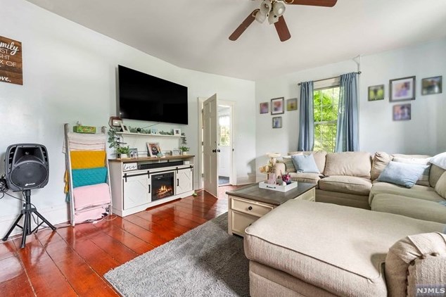 71 Main St, Clinton NJ 08809-1328 exterior