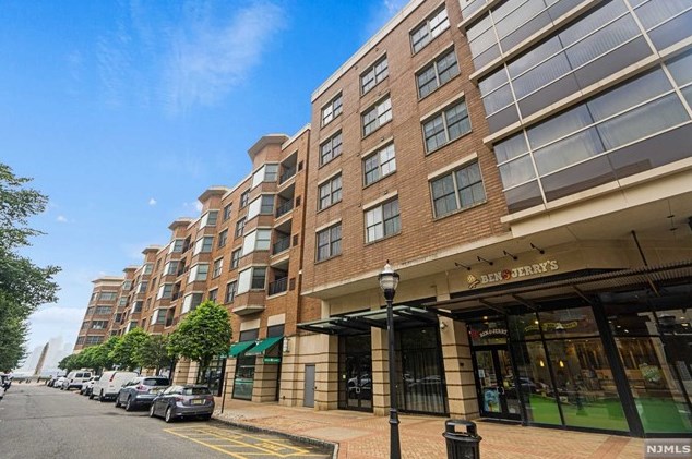 20 Ave At Port Imperial, West New York NJ 07093-8417 exterior