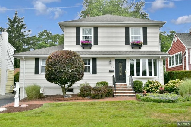 79 Bergen Ave, Waldwick, NJ 07463-2110
