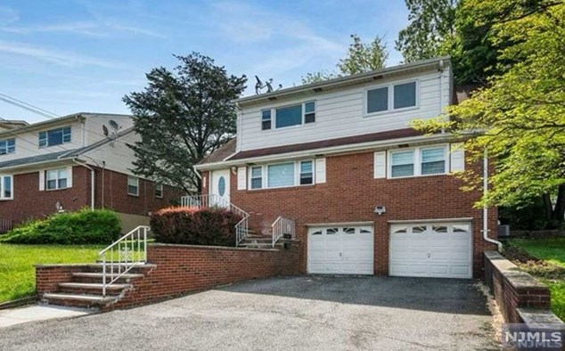 456 9th St #2, Palisades Park, NJ 07650