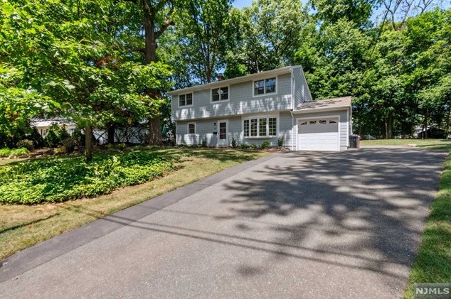 40 Loyola Pl, Oakland, NJ 07436