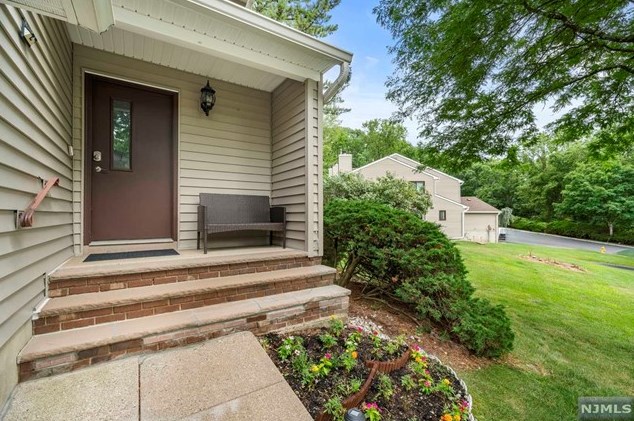 20 Littlewood Ct, Wayne, NJ 07470