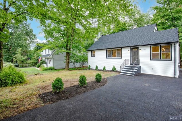 55 Seminole Ave, Oakland, NJ 07436