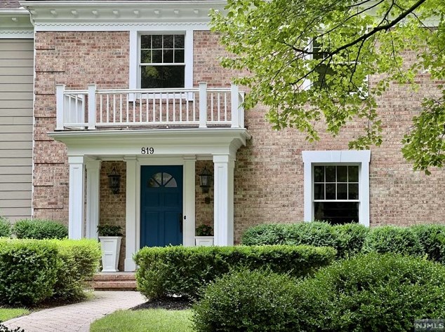 819 Sussex Rd, Franklin Lakes, NJ 07417