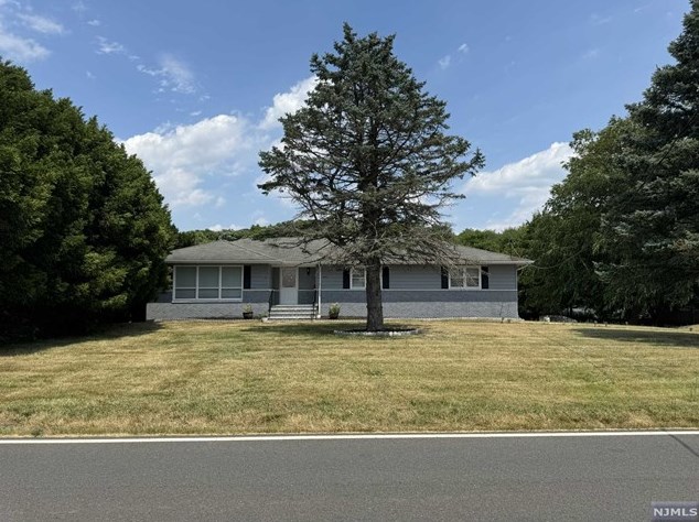 7 Applegarth Rd, Monroe Township, NJ 08831