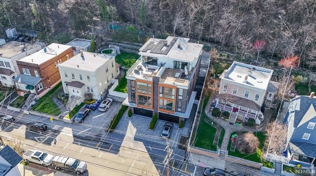 448 Undercliff Ave, Edgewater, NJ 07020-1253