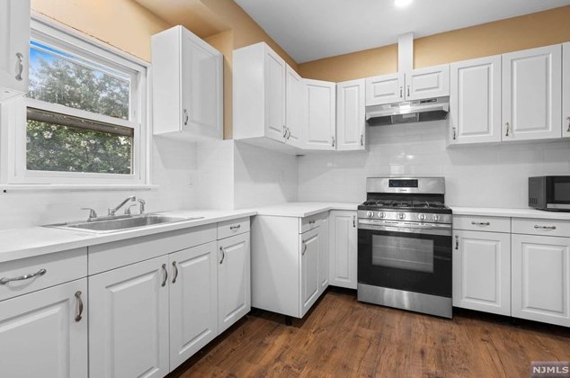 439 Cliff St, Fairview, NJ 07022-1215