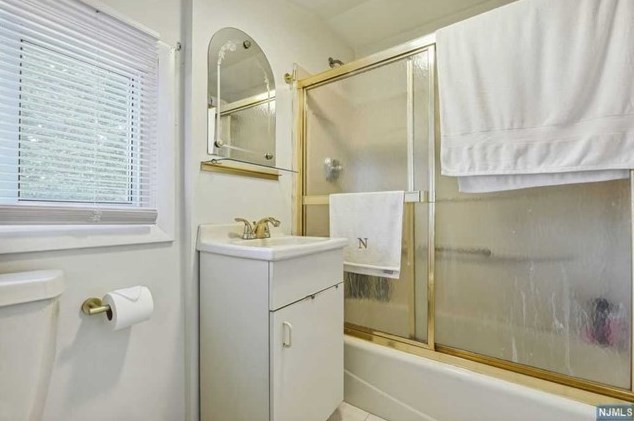 205 Roosevelt Ave, Hasbrouck Heights NJ 07604-1611 exterior